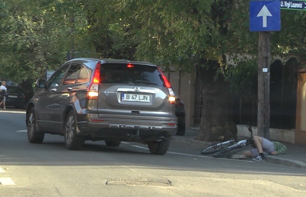 Biciclist căzut pe stradă. Episodul 5 din Experiment Social România.